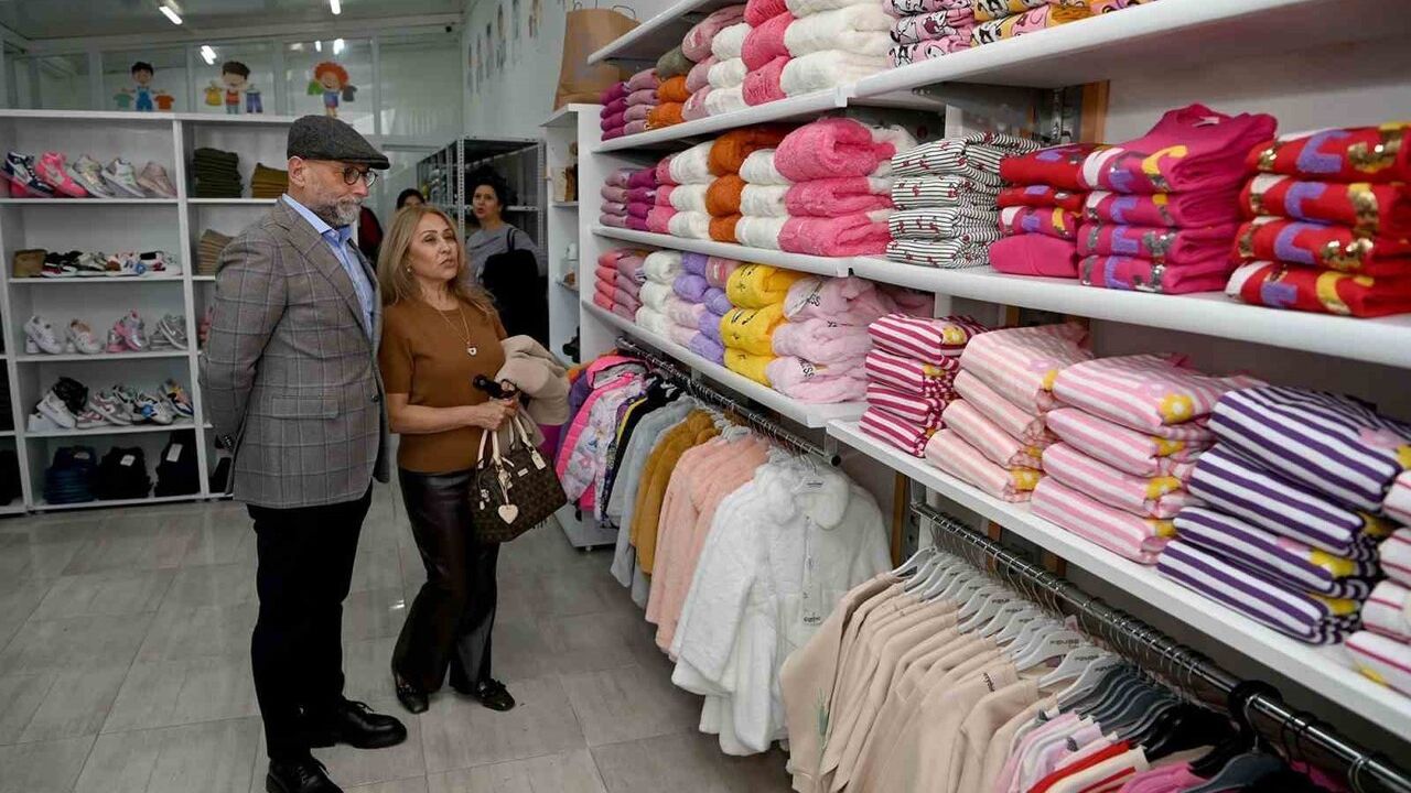 Kuşadası’nda ‘Ada Kıyafet Evi’ açıldı: 3-12 yaş arası ihtiyaç sahibi çocuklara ücretsiz yeni kıyafet