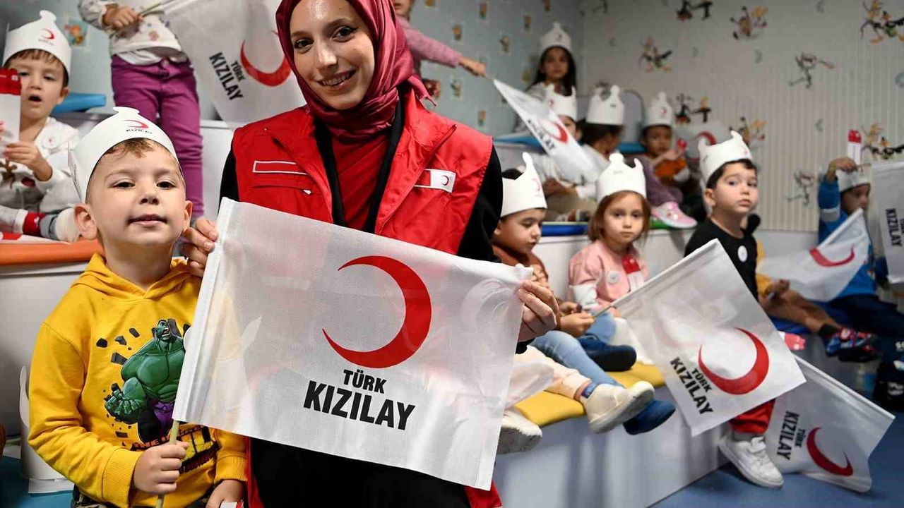 Kuşadası'nda Çocuk Gelişim Merkezi'nde Kızılay Haftası Etkinliği