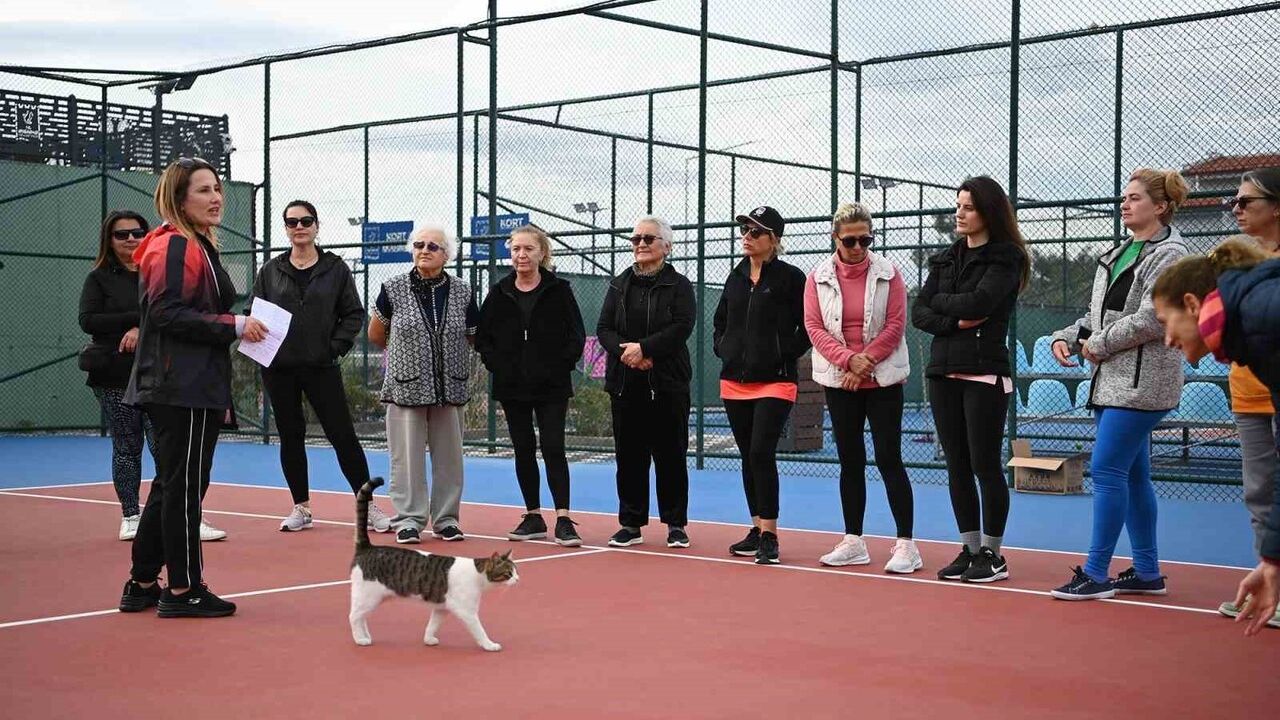 Kuşadası’nda kadınlara 'Yakın Savunma Teknikleri' eğitimi verildi