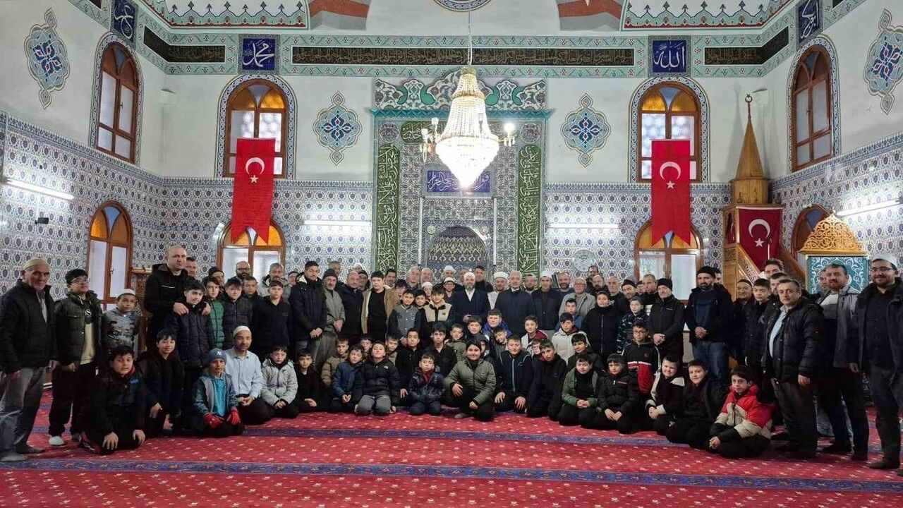 Kütahya Ahteri İmam Hatip Ortaokulu'nda öğrenciler sabah namazında buluştu