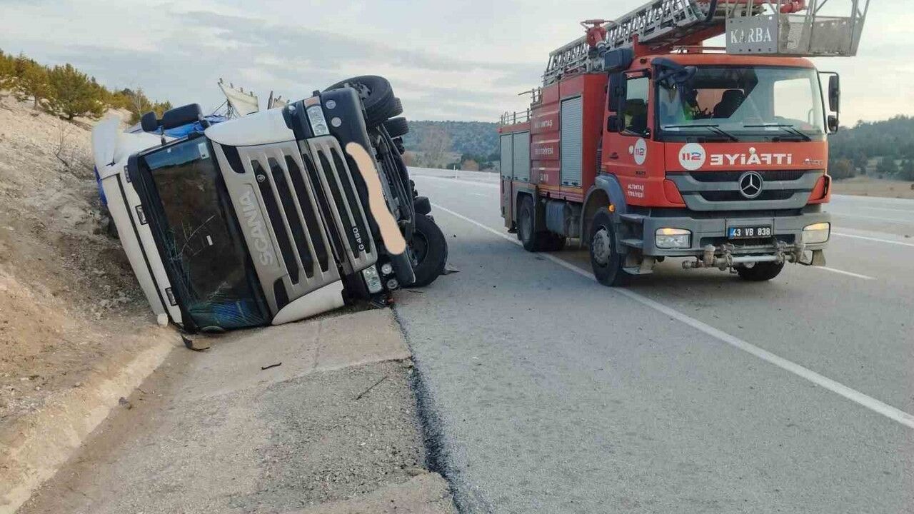 Kütahya Altıntaş'ta tır devrildi: sürücü yaralandı