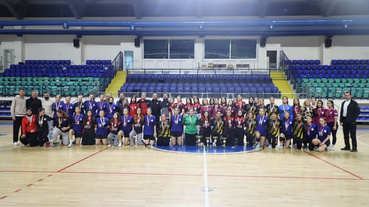 Kütahya’da 2025-2026 Okullar Arası Genç Kızlar Hentbol İl Birinciliği sona erdi