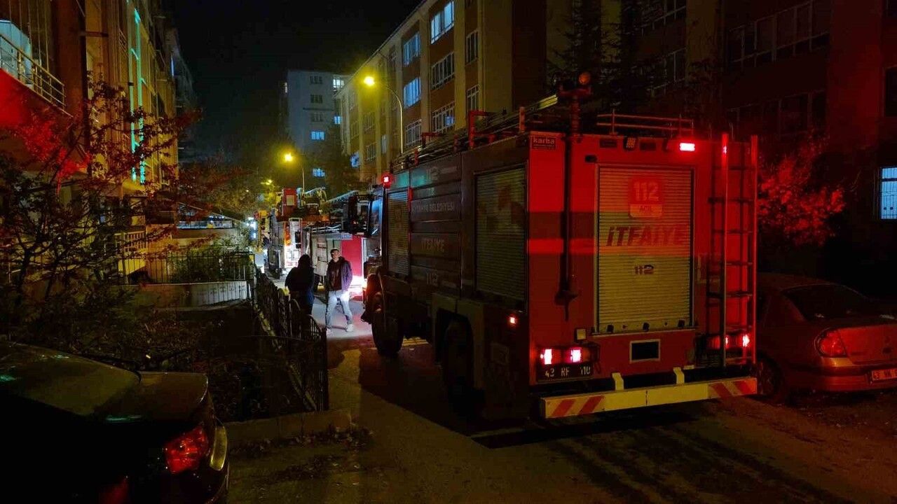 Kütahya'da 5 katlı binanın terasındaki yangın itfaiye ekiplerince kontrol altına alındı