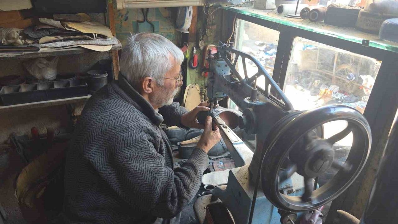 Kütahya'da 65 Yıldır Ayakkabı Ustası Mehmet Ersulak: 'Meslek Bitti, Yetişen Yok'