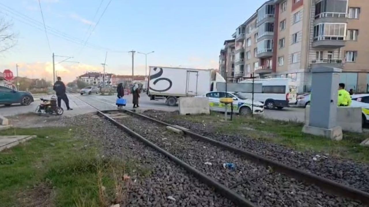 Kütahya'da hemzemin geçitte akülü aracın devrilmesi: 26 yaşındaki yaralı hastaneye kaldırıldı