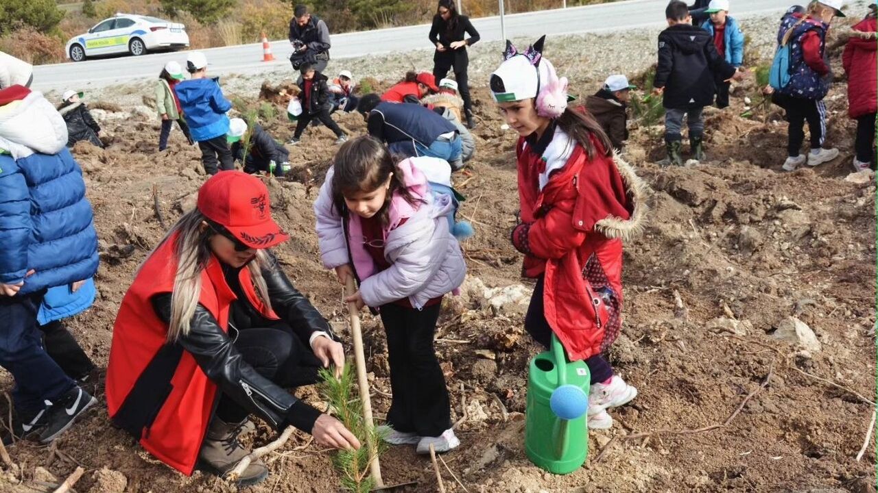 Kütahya'da 'Her Şehidimiz İçin Bir Fidan, Geleceğimiz İçin Bin Nefes' kapsamında 350 fidan dikildi