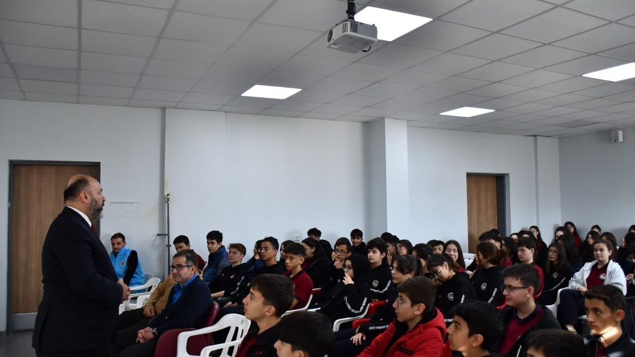 Kütahya'da 'Hz. Peygamber ve Şahsiyet İnşası' konferansı Abdülhamid Han Anadolu Lisesi'nde