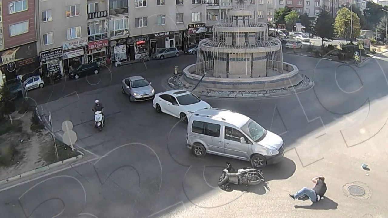Kütahya'da iki motosiklet kazası güvenlik kameralarına yansıdı; sürücüler hafif yaralandı