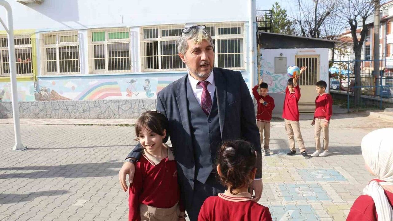 Kütahya'da İl Millî Eğitim Müdürü Mustafa Yılmaz: "Telefonla oyalandığı kadar çocuğuna ilgi göstermeyen velilerimiz var"