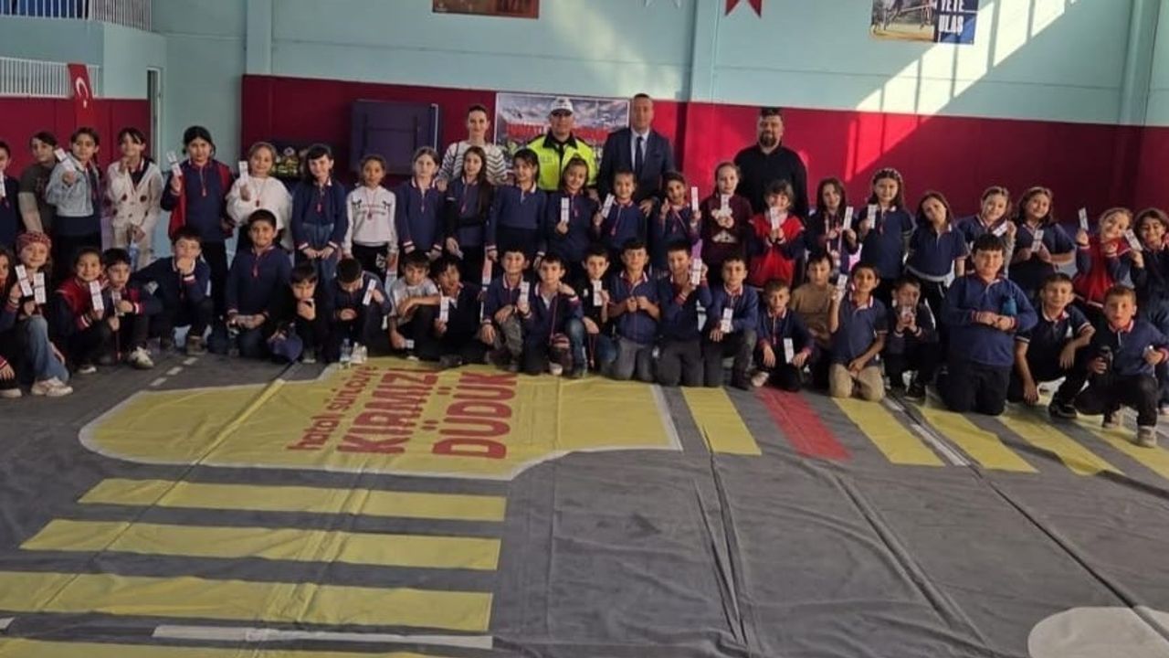 Kütahya'da minik öğrencilere Seyyar Çocuk Trafik Eğitim Parkı'nda trafik eğitimi