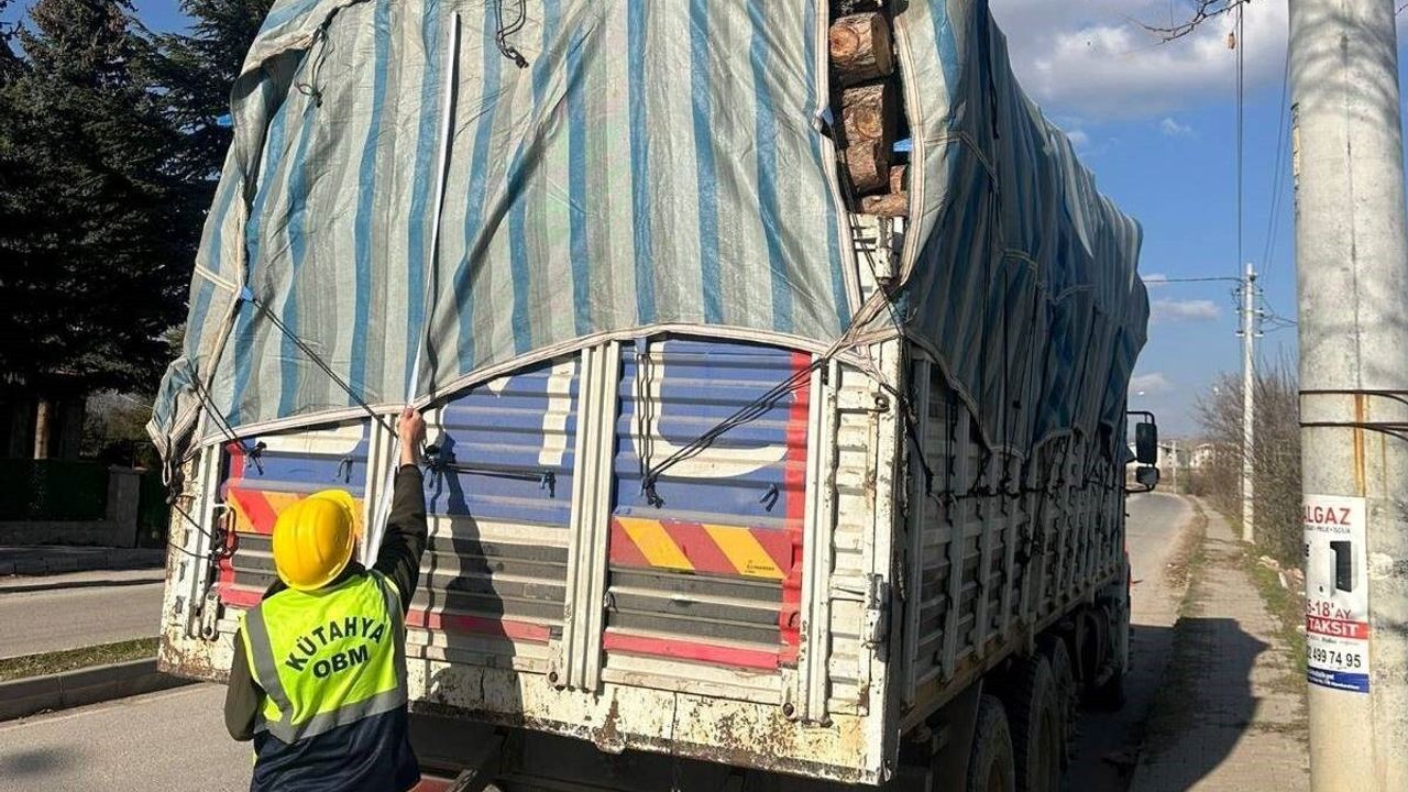 Kütahya’da orman emvali yüklü araçlar eş zamanlı mobil noktalarda denetlendi