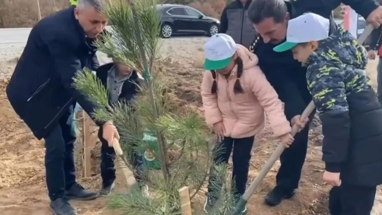 Kütahya'da şehitler anısına 400 fidan dikildi