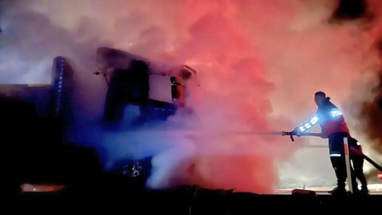 Kütahya'da seyir halindeki tırın motorunda yangın; Emet itfaiyesi müdahale etti