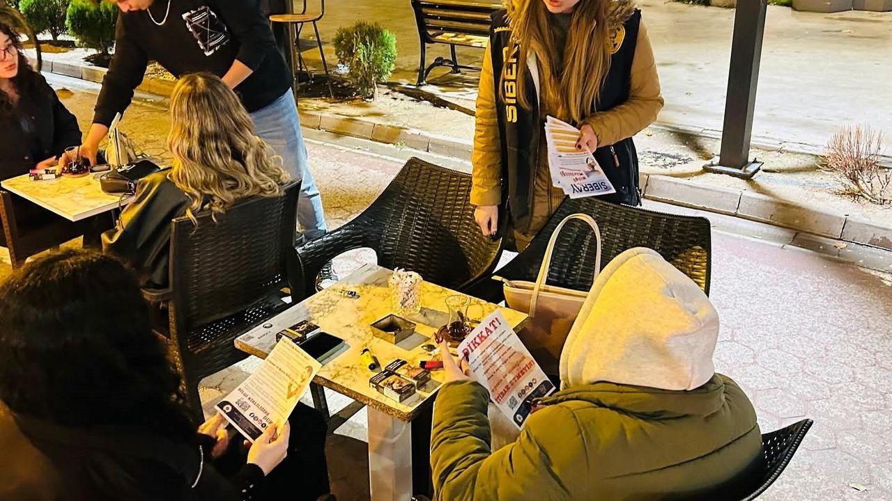 Kütahya'da SİBERAY ekipleri Kafeler Bölgesi'nde siber suçlara karşı bilgilendirme yaptı