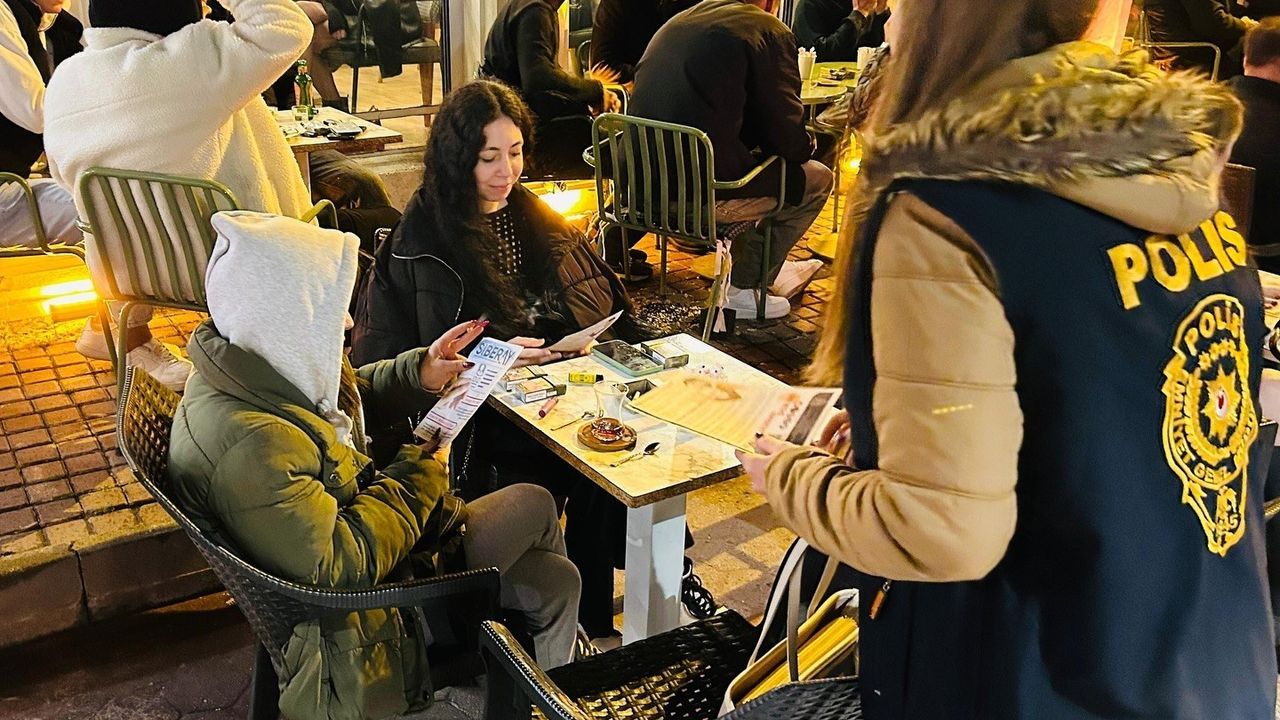 Kütahya'da SİBERAY Ekiplerinden Kafeler Bölgesinde Siber Suç Bilgilendirmesi