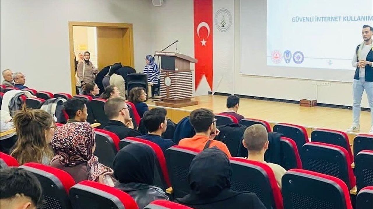 Kütahya'da SİBERAY semineri: Öğrencilere siber güvenlik ve bilinçli internet kullanımı eğitimi