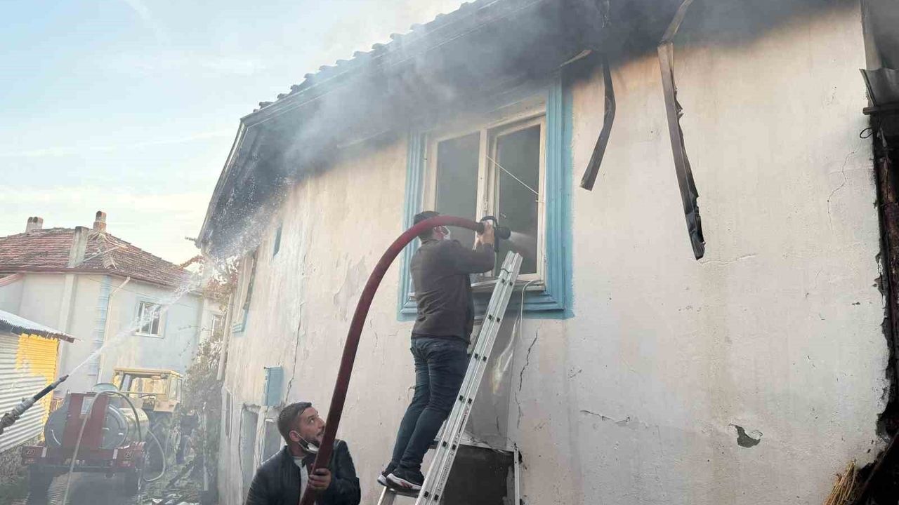 Kütahya'da yangın: Hisarcık Şeyhler köyünde iki ev ve bir ahır kullanılamaz hale geldi