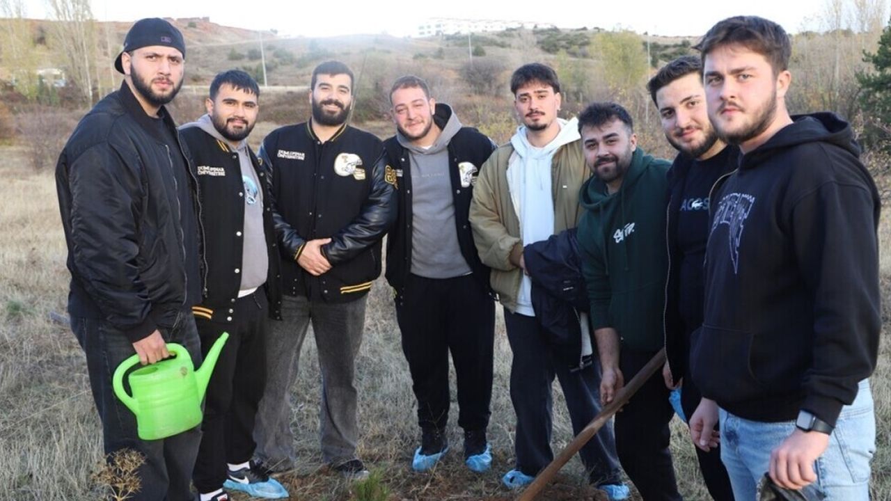 Kütahya Dumlupınar Üniversitesi'nde 'Yeşil Vadi Seferberliği' fidan dikimi