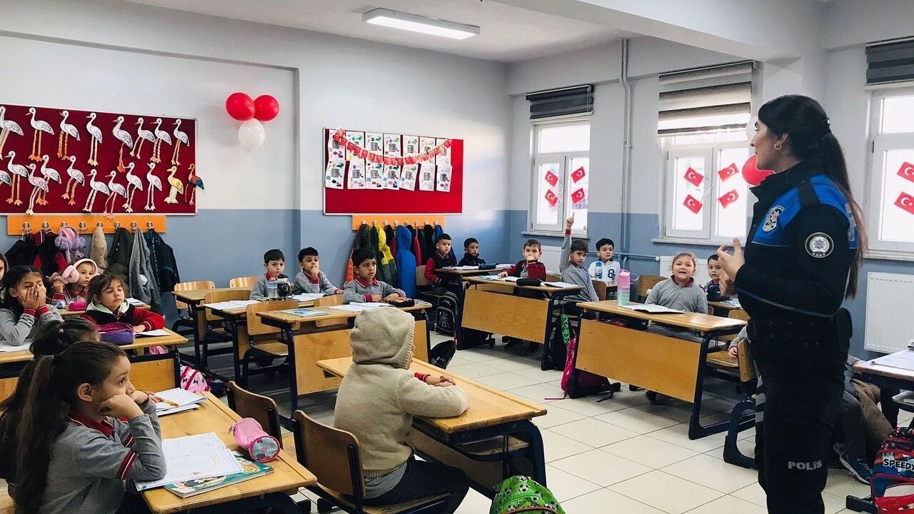 Kütahya Emniyeti Dumlupınar’da Parlayan Yıldızlar projesiyle okulda güvenlik eğitimi