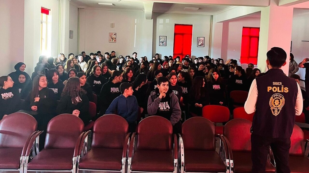 Kütahya Emniyeti SİBERAY'den Gediz'de öğrencilere siber güvenlik semineri