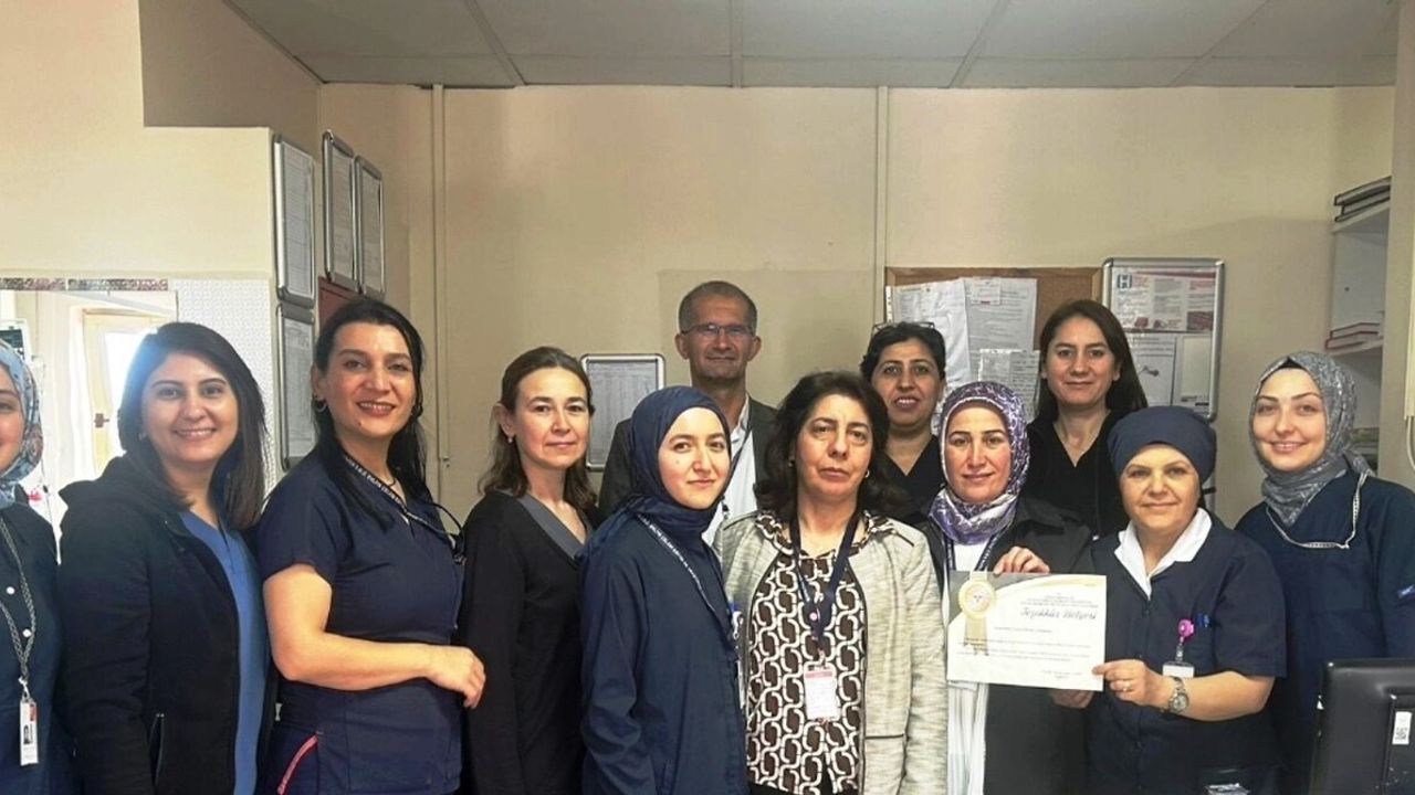 Kütahya Evliya Çelebi Hastanesi İnme Ünitesi'ne 2025 El Hijyeni Başarısı İçin Teşekkür Belgesi