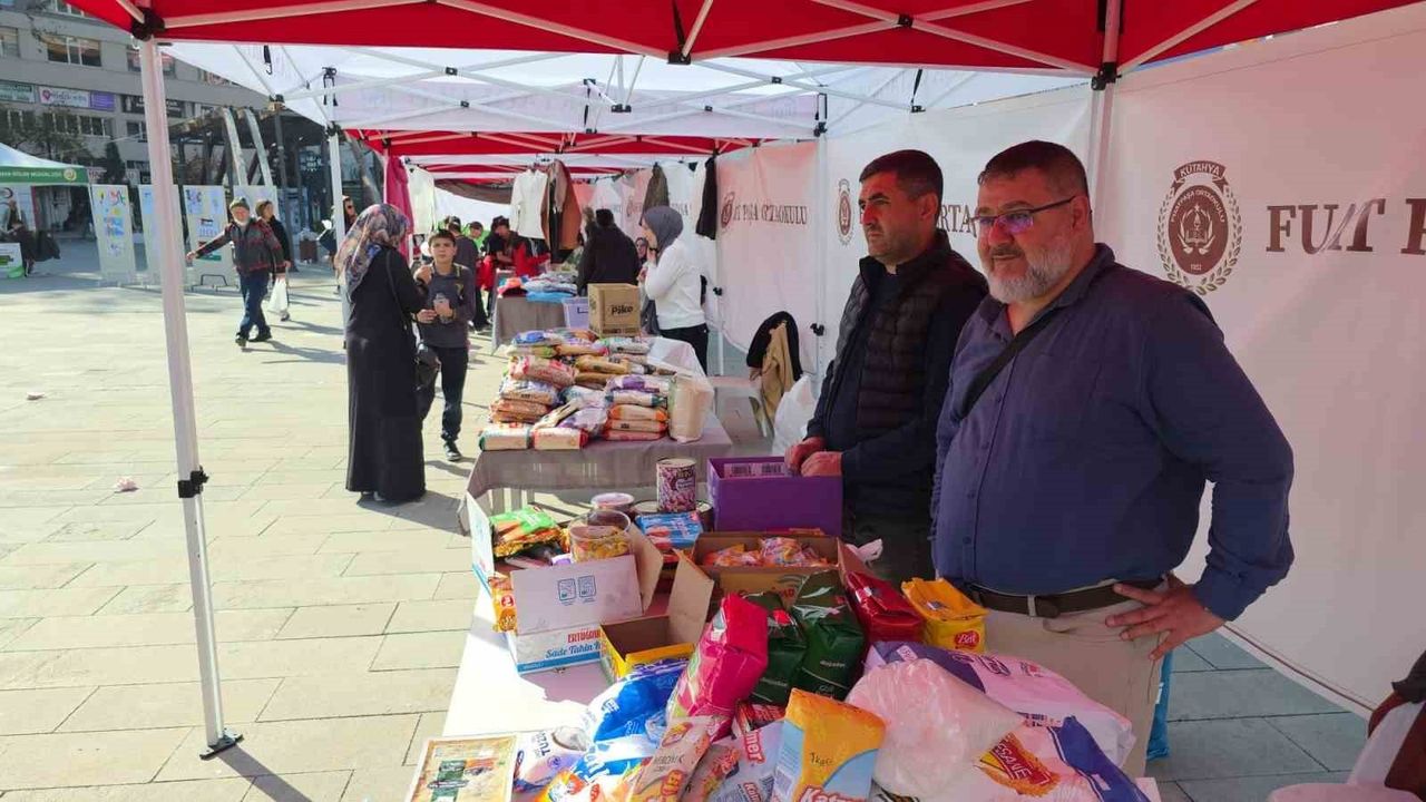 Kütahya Fuat Paşa Ortaokulu'ndan Gazze'ye destek için hayır çarşısı