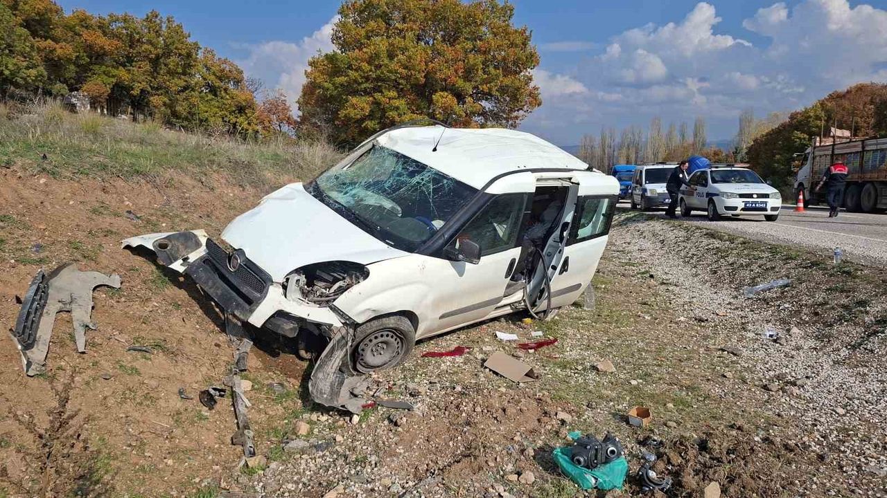 Kütahya Hisarcık'ta Kontrolden Çıkan Otomobil Takla Attı, Sürücü Yaralandı