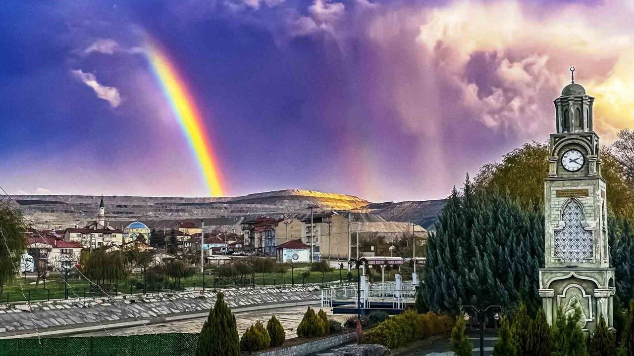 Kütahya Hisarcık'ta Saat Kulesi Üzerinde Gökkuşağı