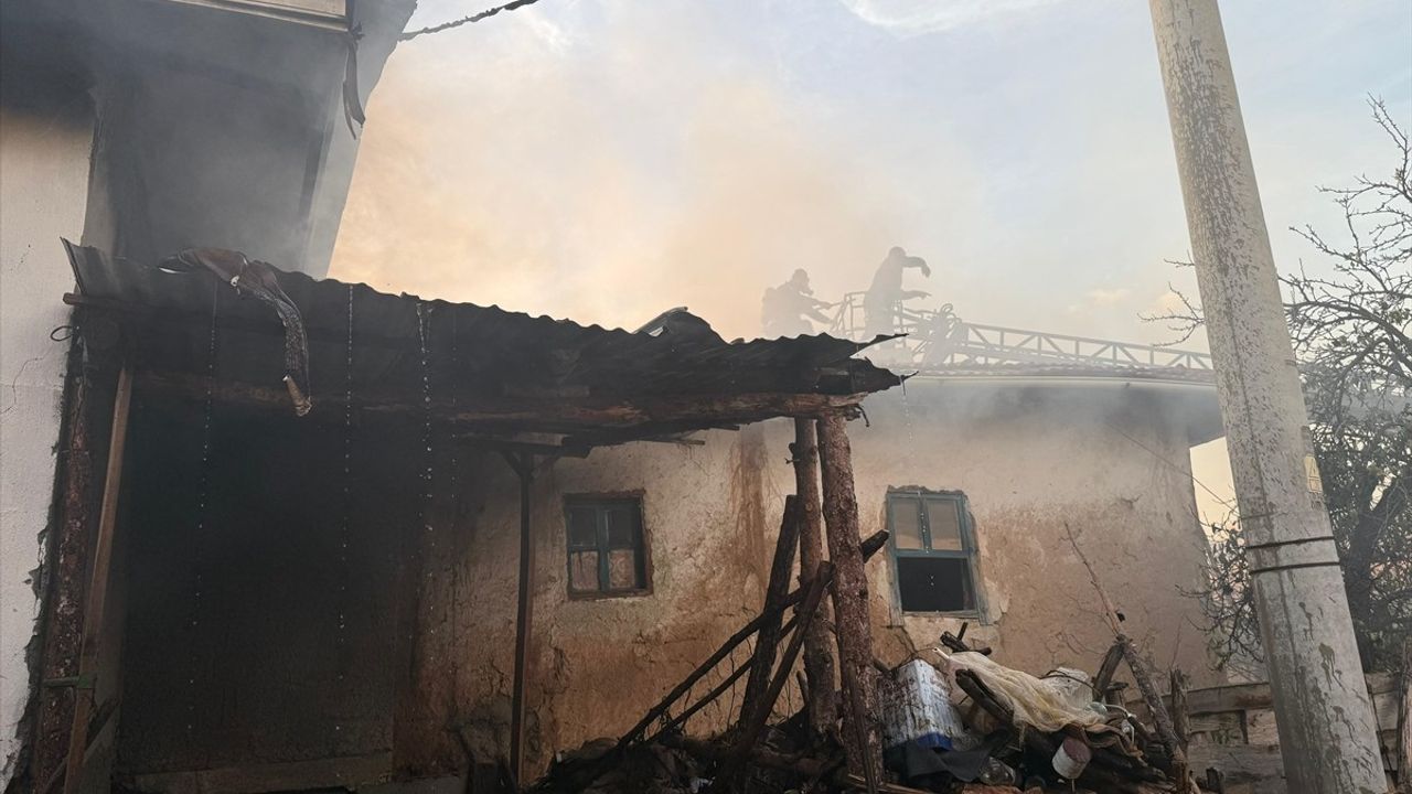 Kütahya Hisarcık'ta Şeyhler köyünde yangın: 2 ev ve 1 ahır kullanılamaz hale geldi