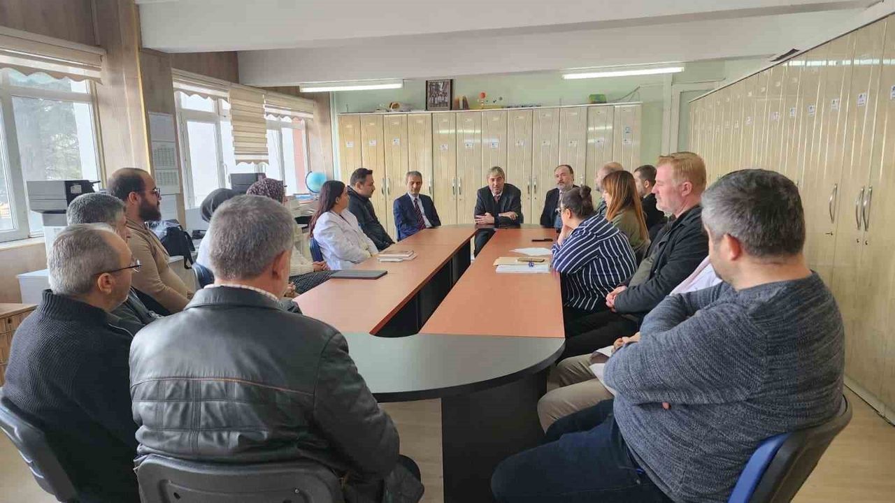 Kütahya İl Millî Eğitim Müdürü Mustafa Yılmaz öğretmenlerle buluştu — Değer, erdem ve dijital farkındalık vurgusu