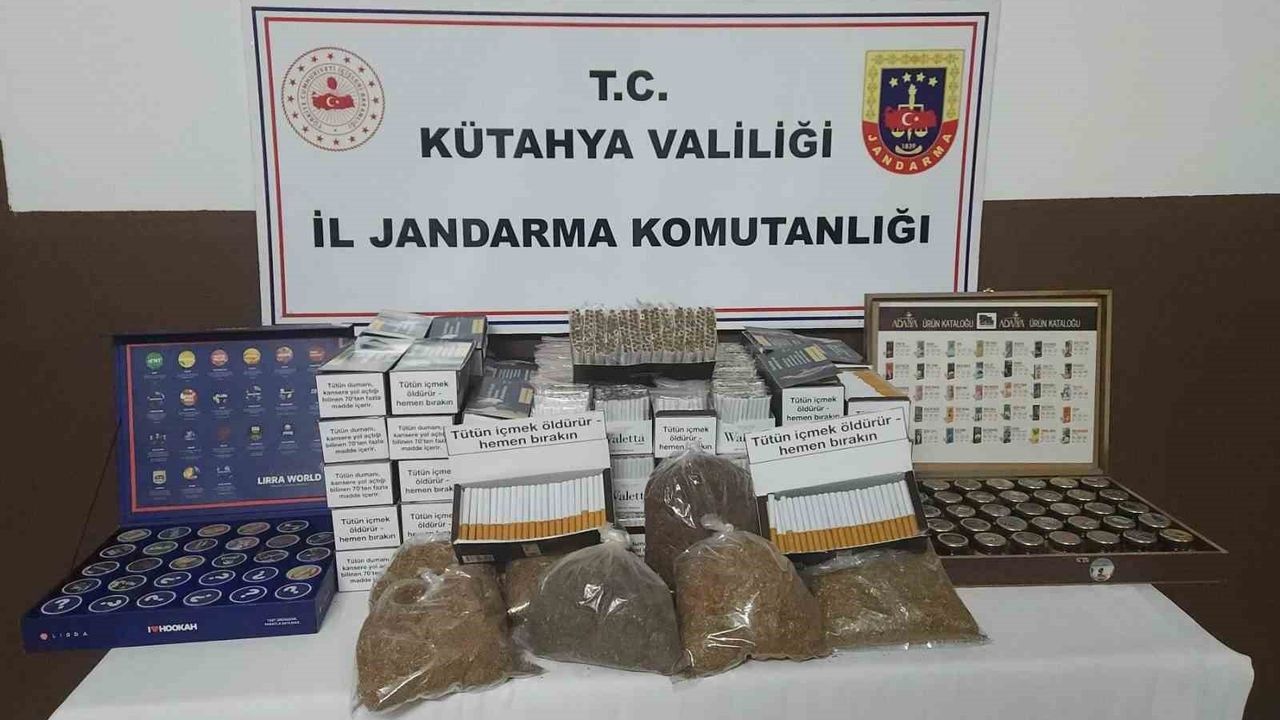 Kütahya Pazarlar'da Jandarma Kaçak Tütün Operasyonu: Binlerce Makaron ve Tütün Ele Geçirildi