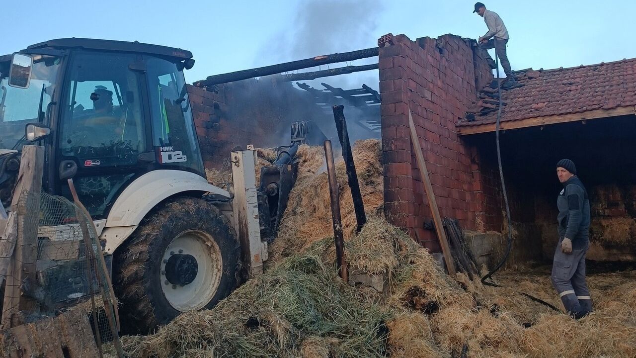 Kütahya Seyitömer'de ahır yangını itfaiye ekiplerince büyümeden söndürüldü