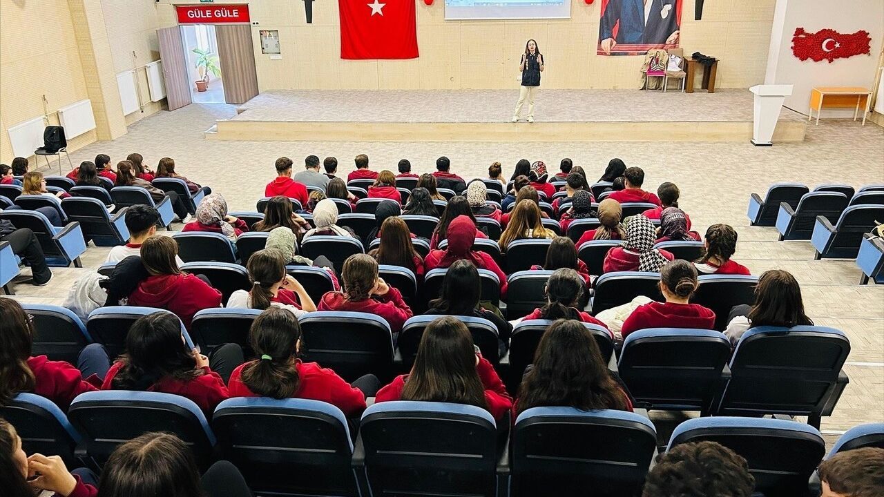 Kütahya SİBERAY Ekibi Domaniç’te Öğretmen ve Öğrencilere Siber Güvenlik Eğitimi Verdi