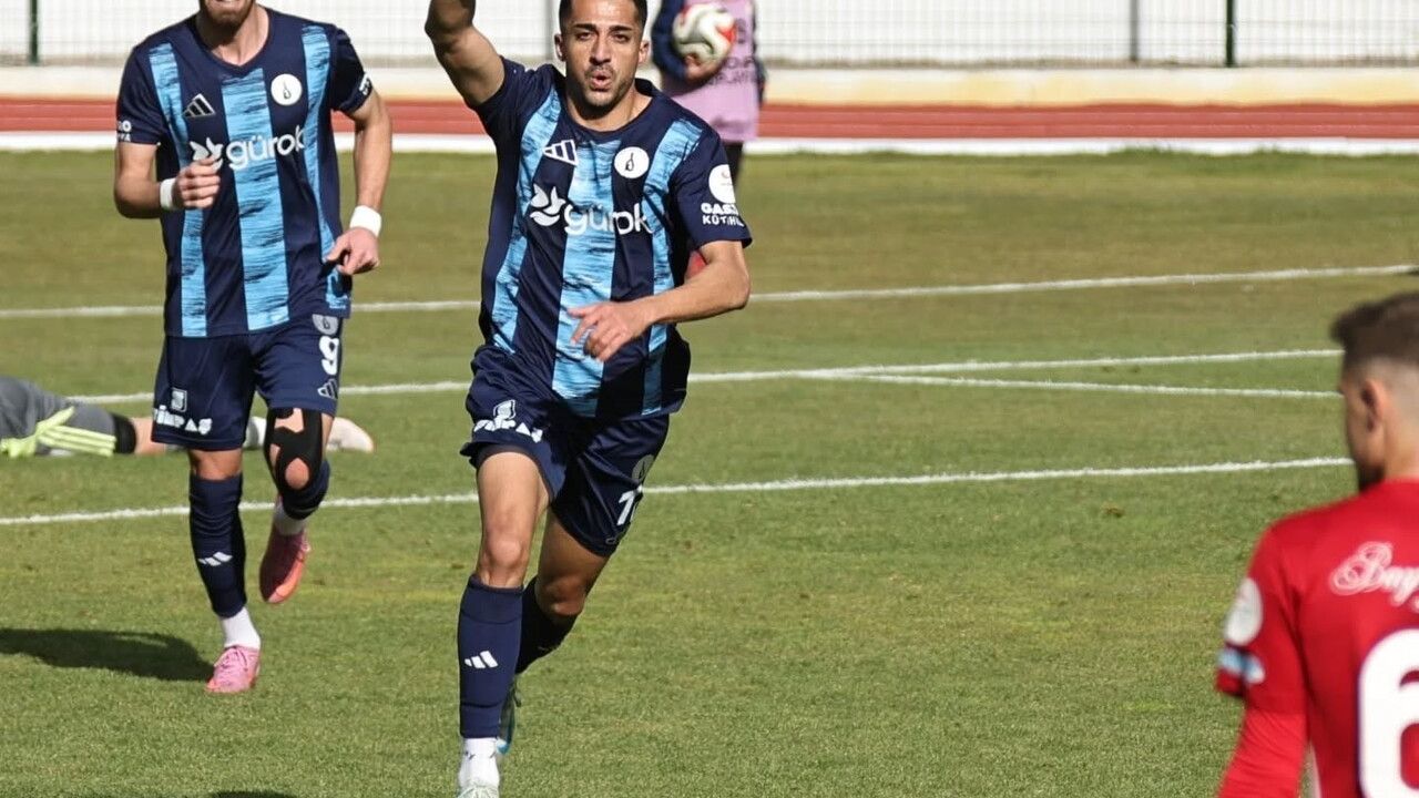 Kütahyaspor, TFF 3. Lig 11. haftasında Ayvalıkgücü Belediyespor'u 3-0 yendi