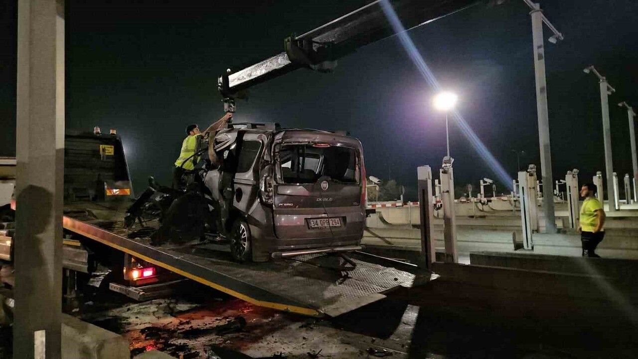 Kuzey Marmara Otoyolu'nda gişelere çarpan sürücü ağır yaralandı