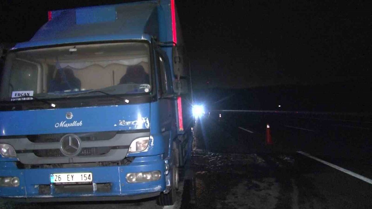 Kuzey Marmara Otoyolu'nda kamyon lastiğinde yangın: Araç alevlerden etkilendi