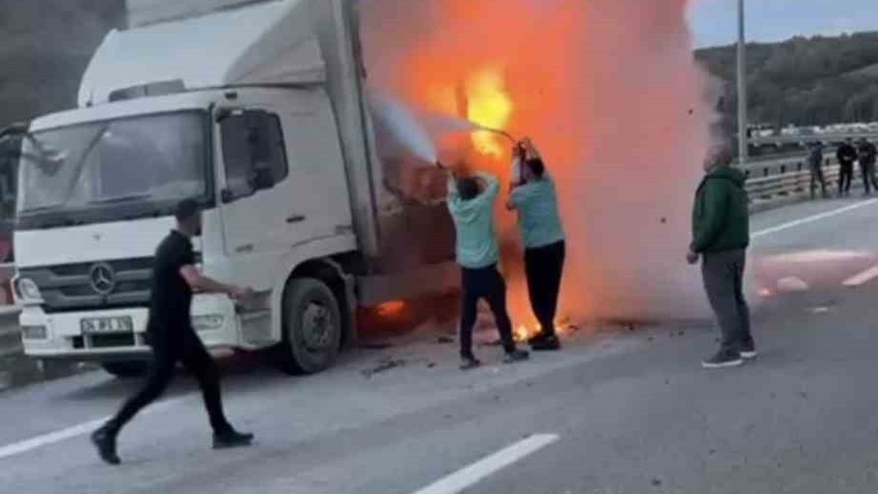 Kuzey Marmara Otoyolu'nda kamyon yangını: Beykoz-Edirne istikametinde araç kullanılamaz hale geldi