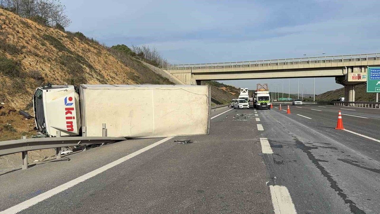 Kuzey Marmara Otoyolu'nda zincirleme kaza: Aynı firmaya ait iki kamyon çarpıştı