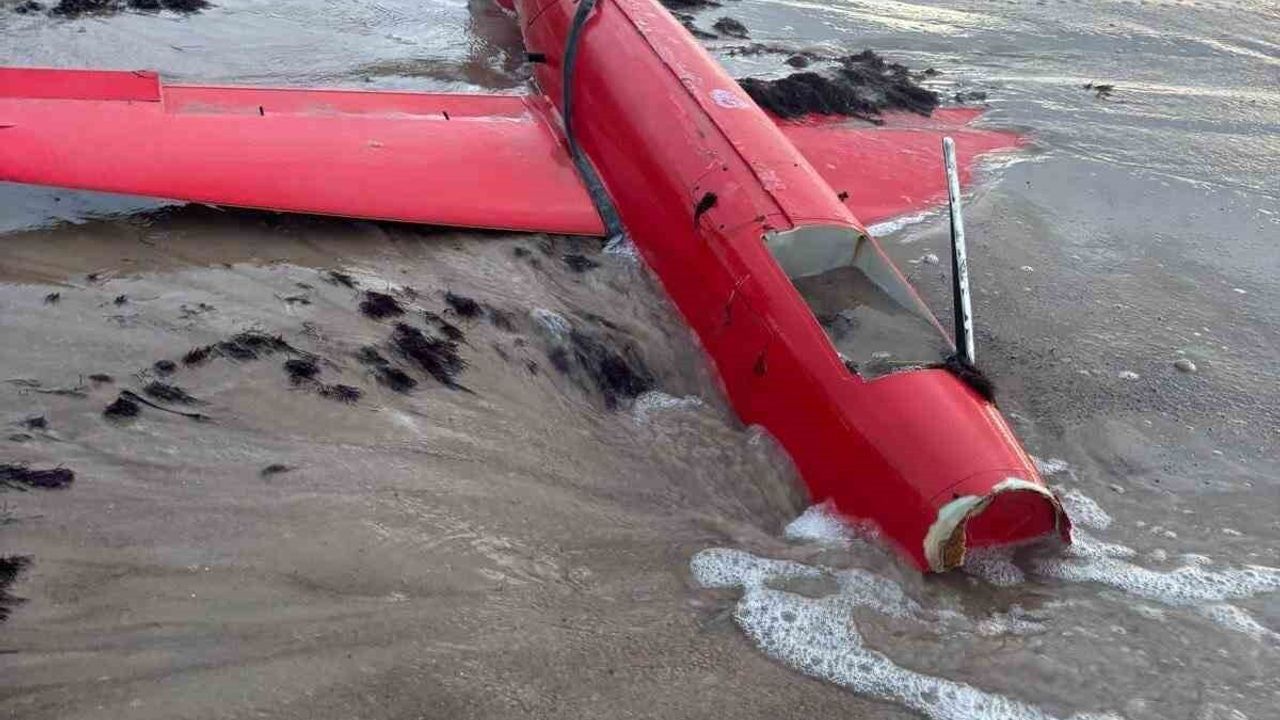 Letonya'nın Liepaja kentinde İHA enkazı karaya vurdu