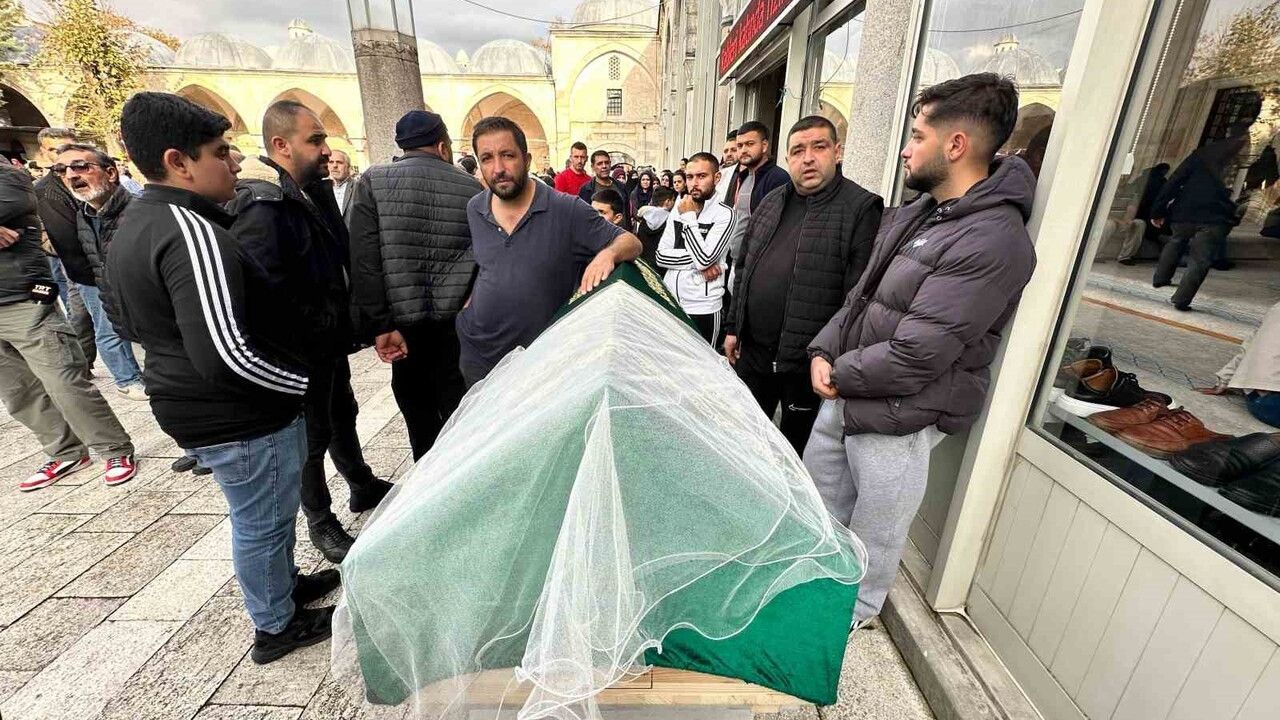 Lüleburgaz'da maganda kurşunuyla yaşamını yitiren Rümeysa Sanpur, duvağıyla uğurlandı