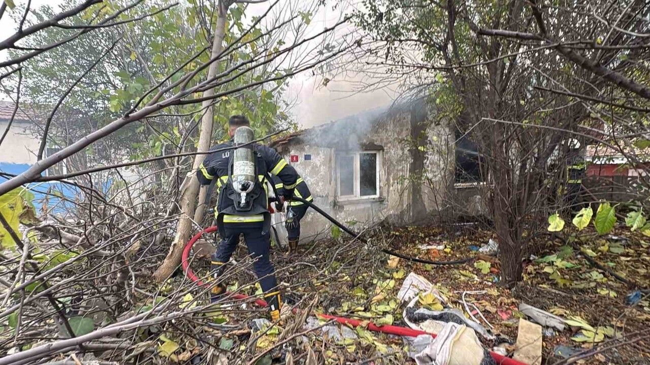 Lüleburgaz'da metruk binada çıkan yangın itfaiye ekiplerince söndürüldü