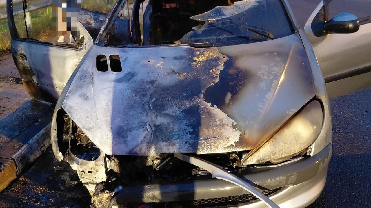 Lüleburgaz'da seyir halindeki otomobilde yangın, itfaiye müdahalesiyle söndürüldü