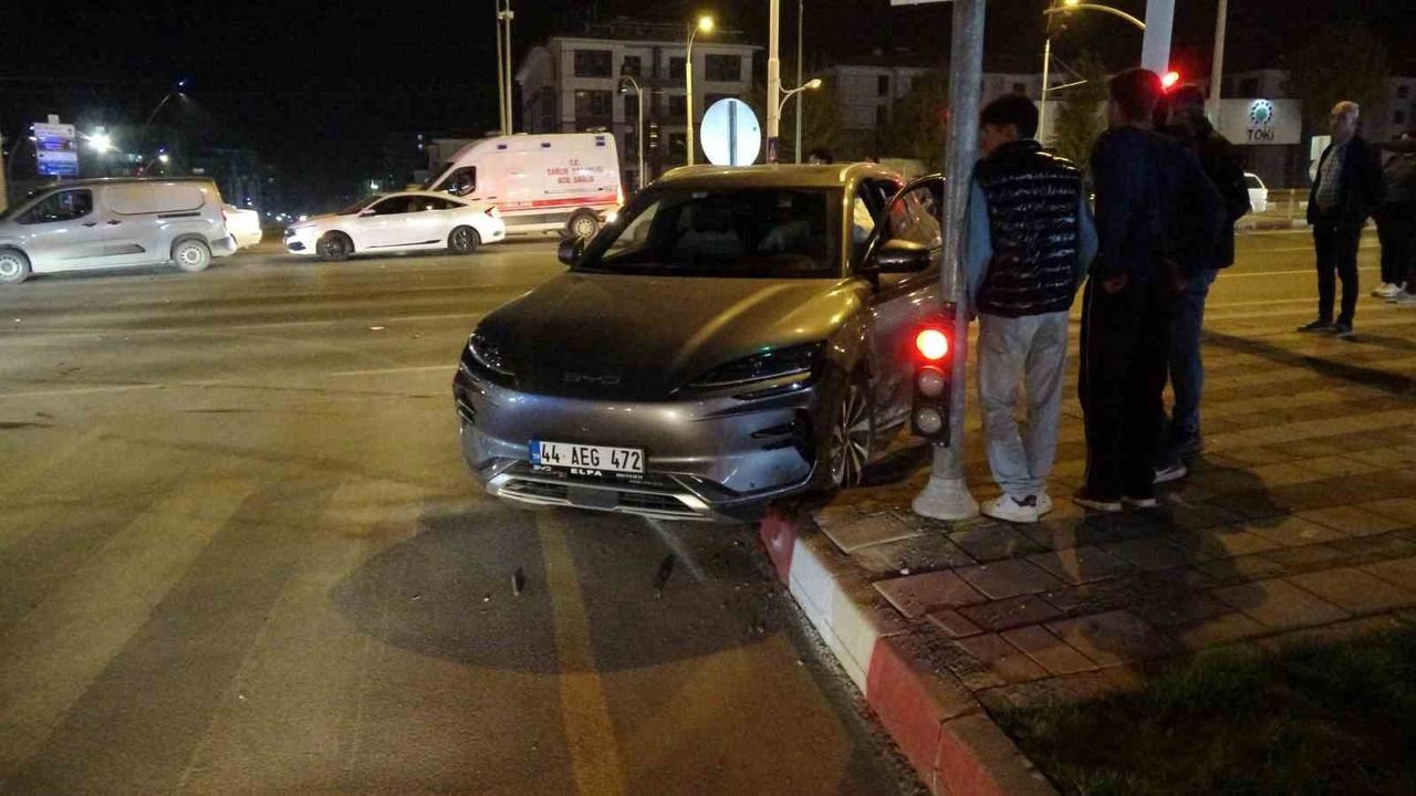 Malatya Çöşnük Kavşağı'nda İki Otomobilin Çarpışması: 3 Yaralı