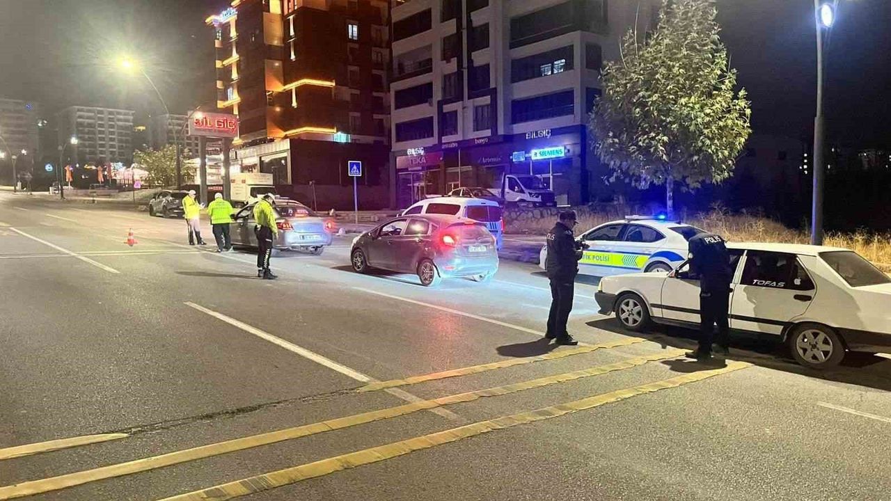 Malatya'da asayiş ve trafik ekiplerinden Yüzakı Caddesi'nde hız ve gürültü odaklı denetimler