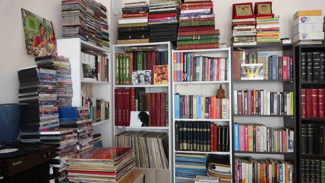 Malatya'da depremde kitaplarını kurtaran Abdullah Ergün, 28 ay sonra TOKİ'ye taşındı