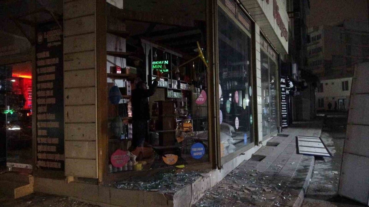 Malatya'da hafriyat kamyonunun patlayan lastiği iş yerinin camlarını kırdı