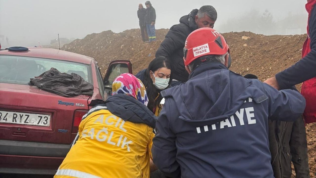 Malatya’da iki otomobilin kafa kafaya çarpışması: 5 yaralandı