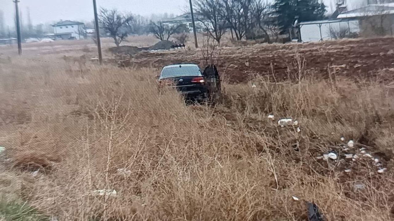 Malatya'da kontrolden çıkan otomobil tarlaya girdi: 4 kişi yaralandı