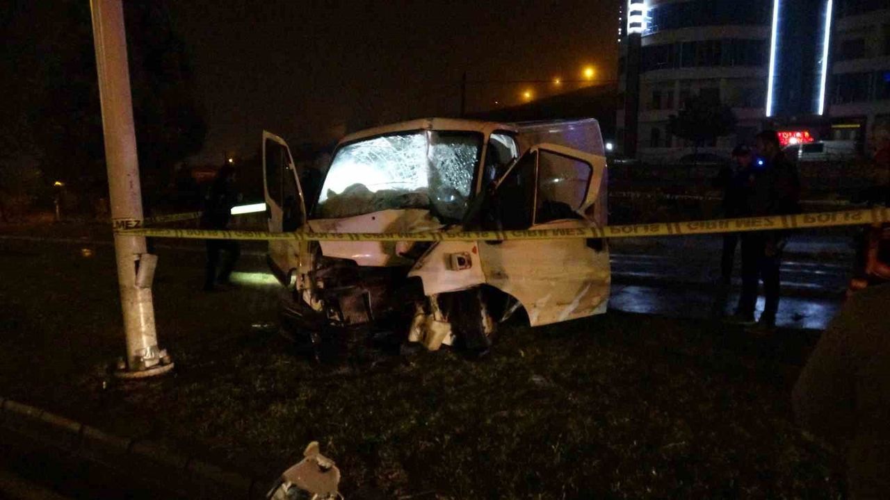 Malatya'da minibüsün aydınlatma direğine çarpması sonucu 18 yaşındaki sürücü hayatını kaybetti