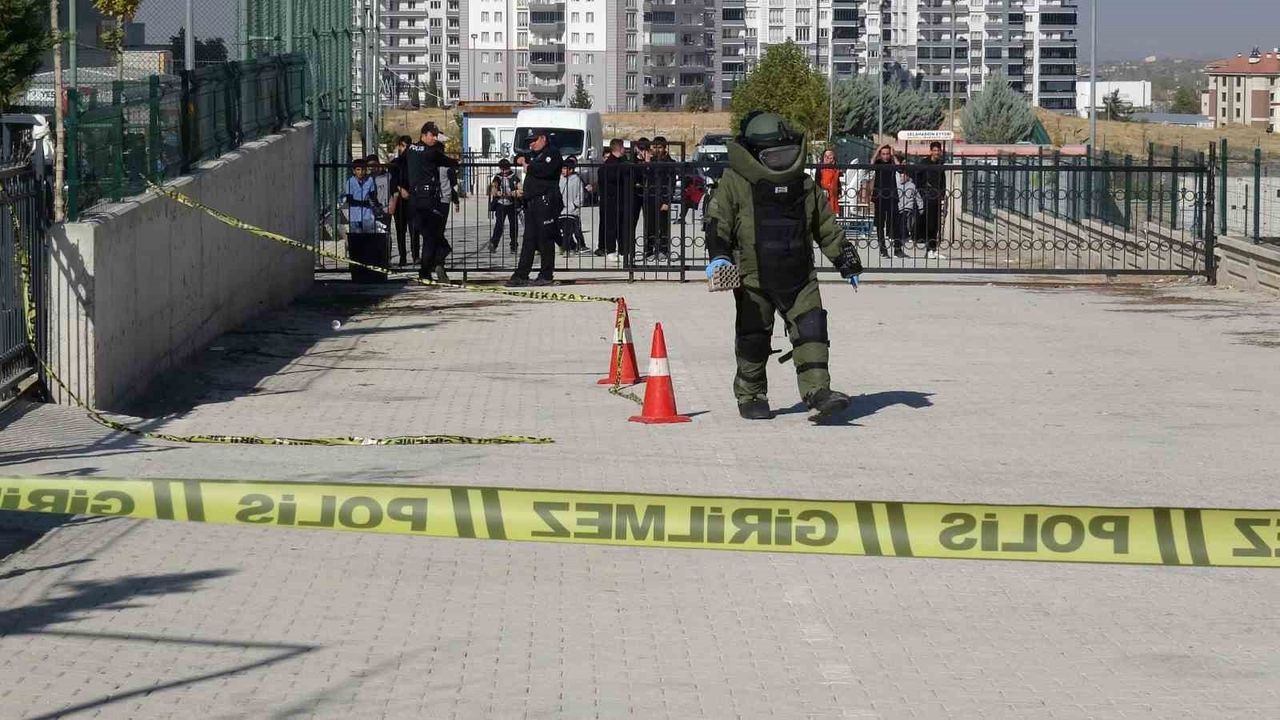 Malatya'da okul yerleşkesinde bulunan havai fişek rampası paniğe yol açtı